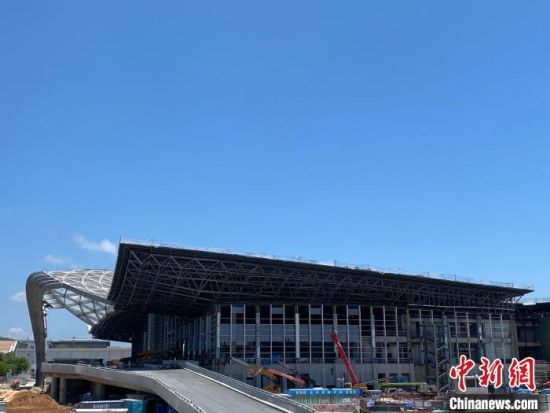 5月2日，三亚凤凰国际机场三期改扩建项目T3航站楼正在加紧建设。(中建三局 供图)