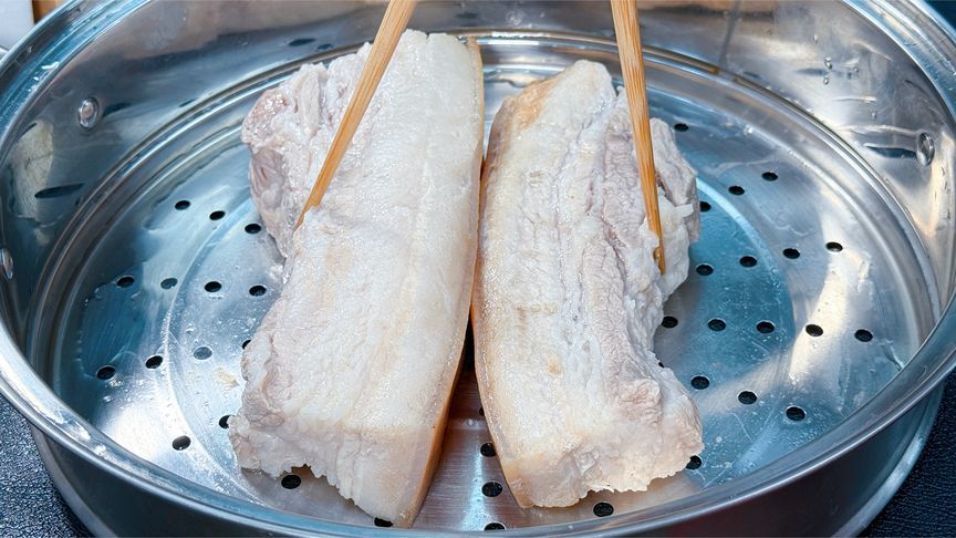 我家五花肉从不红烧，放锅里蒸一蒸，不加水不放油，天天吃都不腻