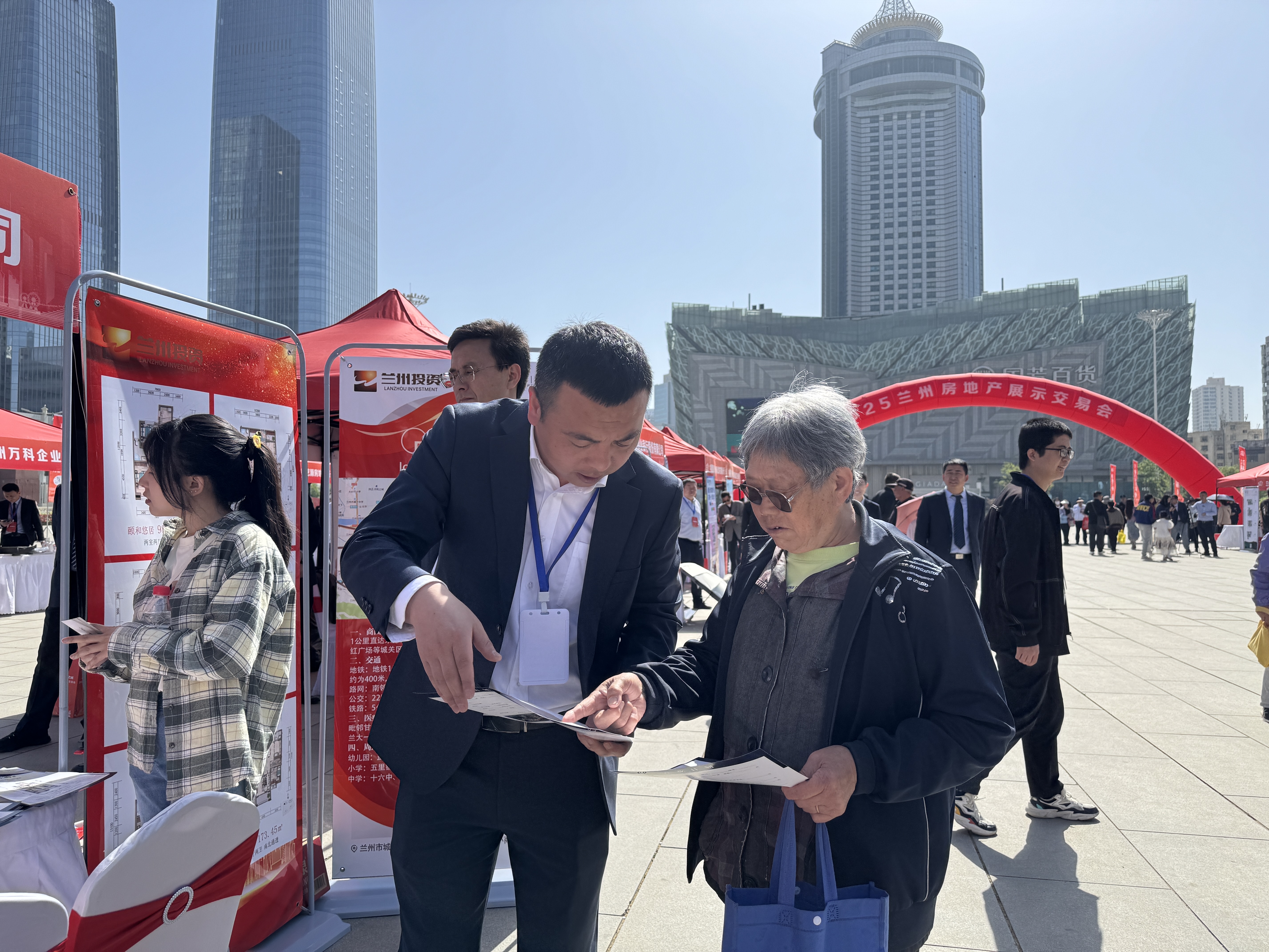 工作人员正在为市民介绍房源信息