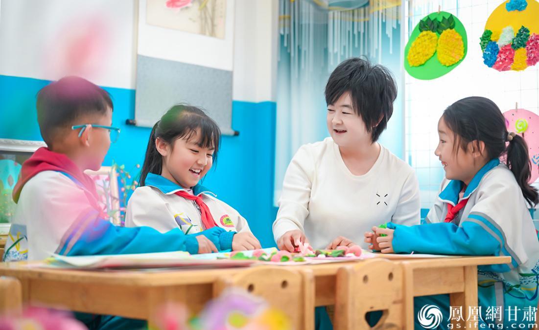 金昌市第三小学教师罗慧萍（右二）在双湾校区和孩子们一起做手工