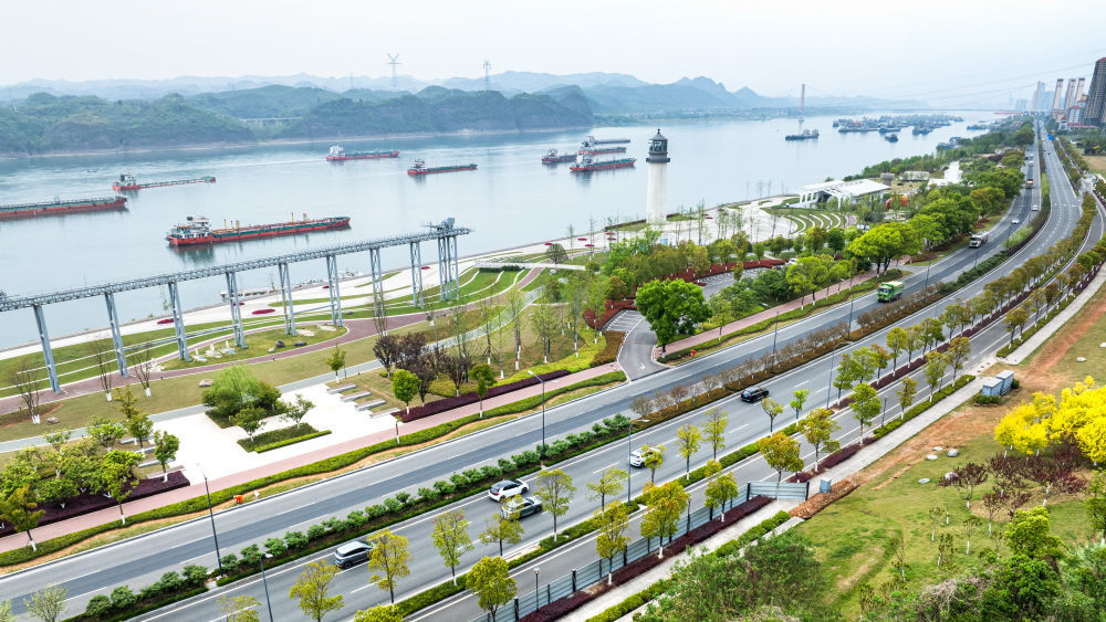 这是2025年4月9日拍摄的湖北宜昌滨江公园灯塔广场（无人机照片）。该广场是在实施岸线复绿等综合措施后，由老旧码头改造而成。新华社记者 肖艺九 摄