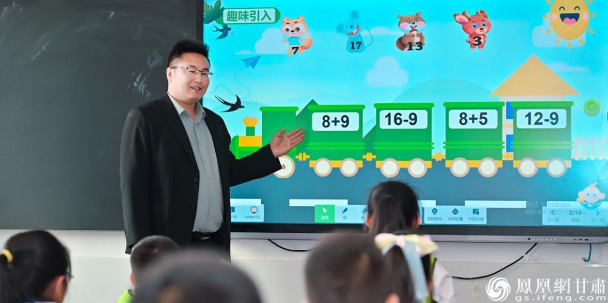 魏玉强在金昌市第三小学给孩子们上课