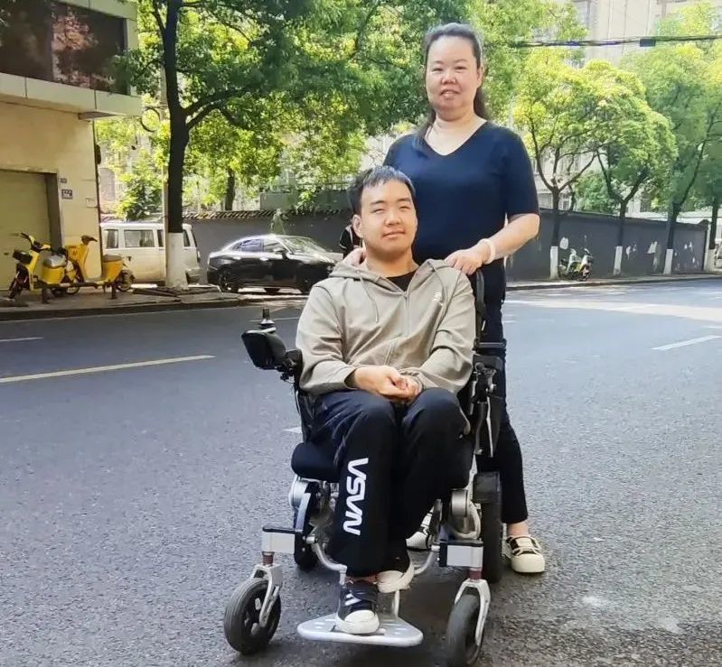 ▲邓添来和母亲齐庆合影。