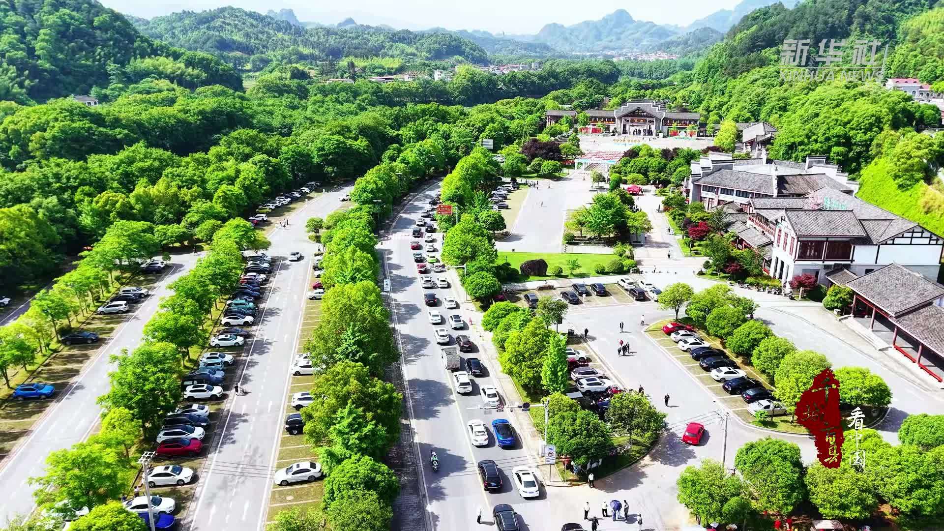 千城百县看中国｜湖南新宁：崀山丹霞映人潮