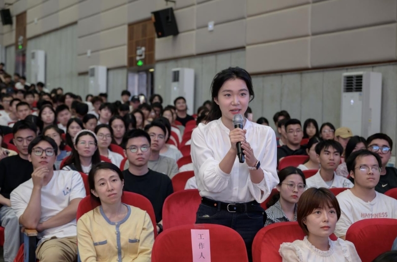 學生與林鄭月娥互動交流。