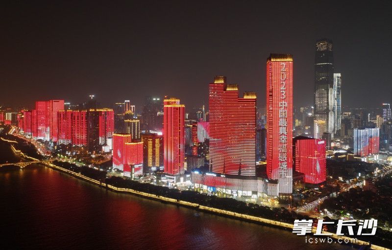 湘江两岸点亮长沙连续16年获评“中国最具幸福感城市”主题灯光秀。均为长沙晚报全媒体记者 邹麟 摄