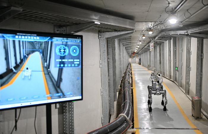 2025年4月15日,四足巡检机器人在雄安新区雄东电缆隧道内巡检。新华社记者 牟宇 摄