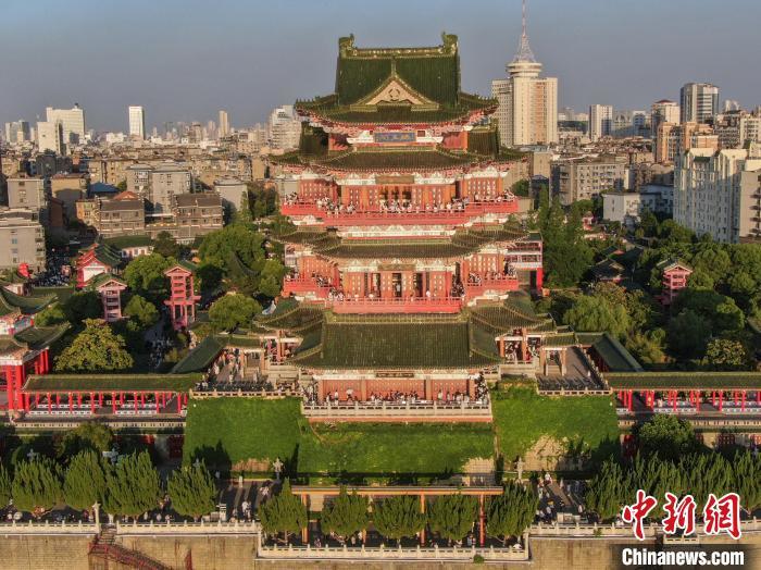 圖為今年“五一”假期，南昌滕王閣景區迎來眾多游客。　劉力鑫 攝