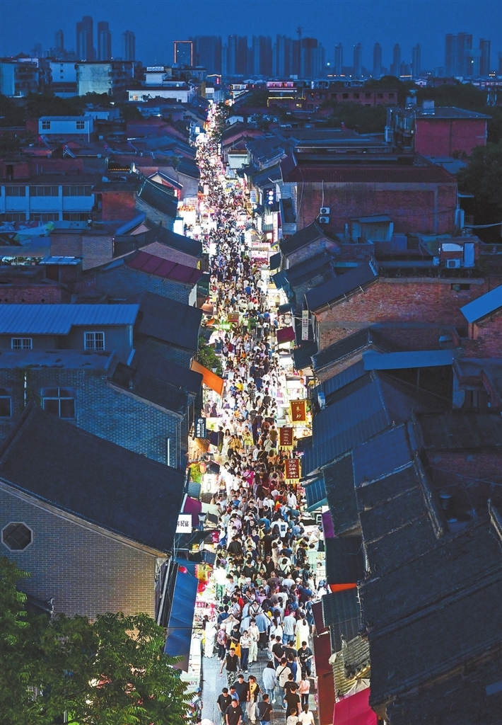 5月1日，洛阳市老城区古街上人潮涌动。李卫超 摄