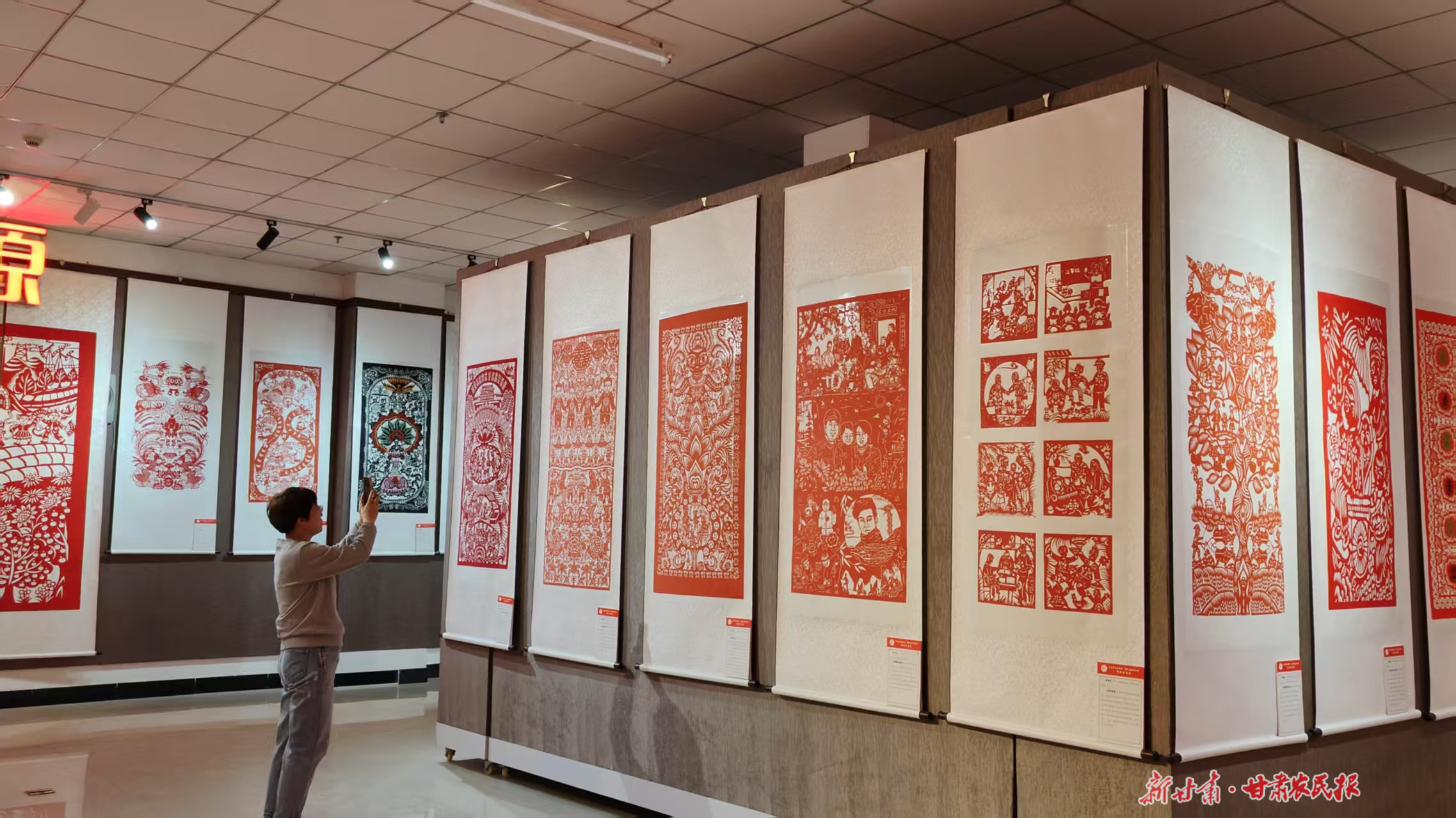 非遗大师别出心“裁”玩跨界　能穿上身的剪纸你见过吗