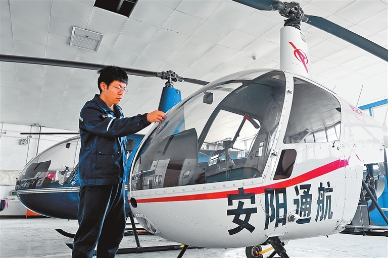 4月29日，在安阳航校机库内，机务人员在对跳伞保障用机进行检修维护。记者 聂冬晗 摄