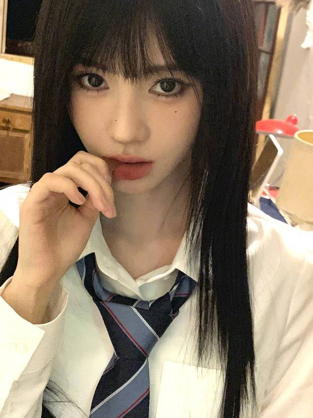 搜狐娱乐讯 5月6日,鞠婧祎一组美照释出,照片中她穿学院风制服搭配黑发齐刘海青春活力,甜美酷飒。