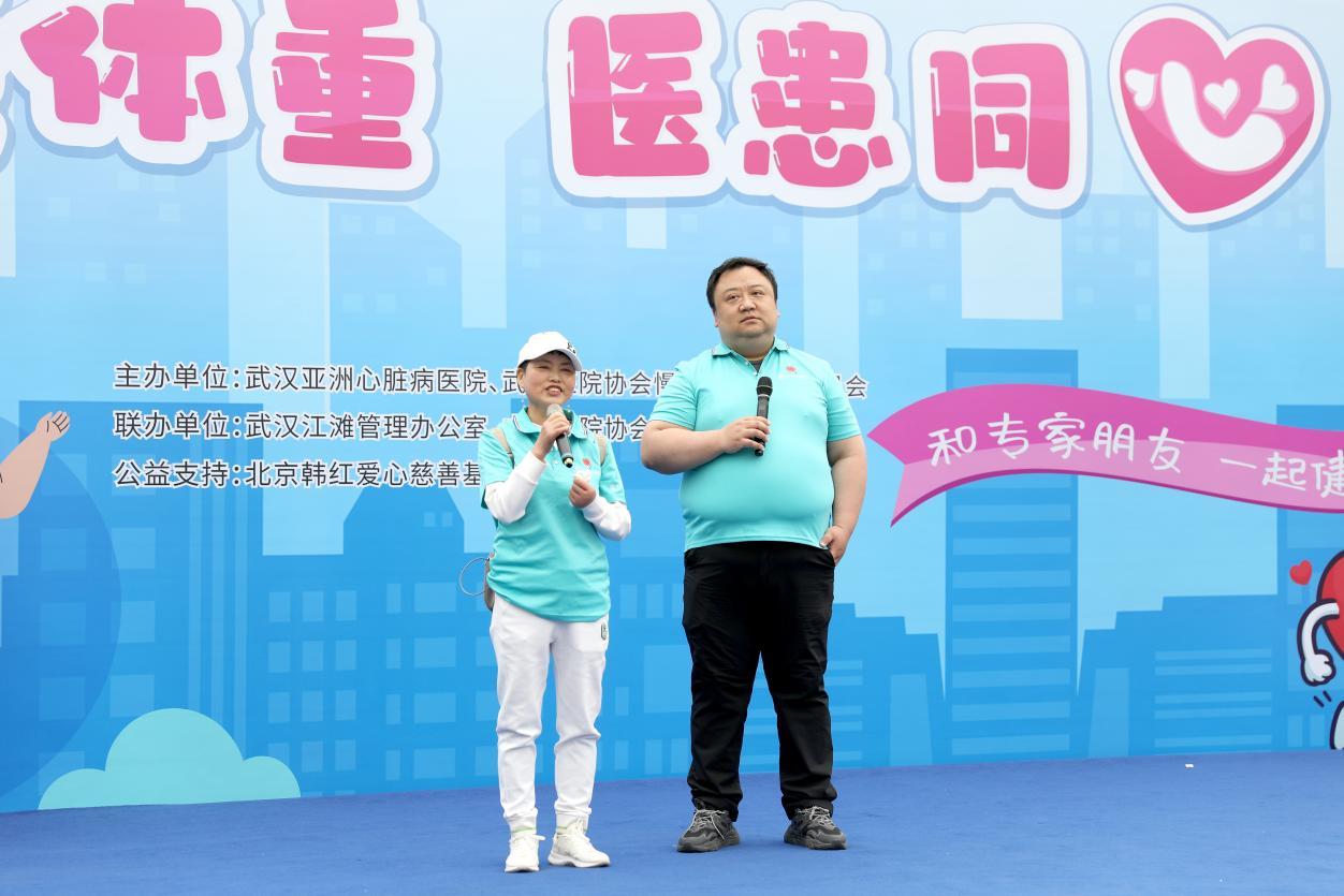 心外科华正东主任与人工心脏植入患者李女士互动