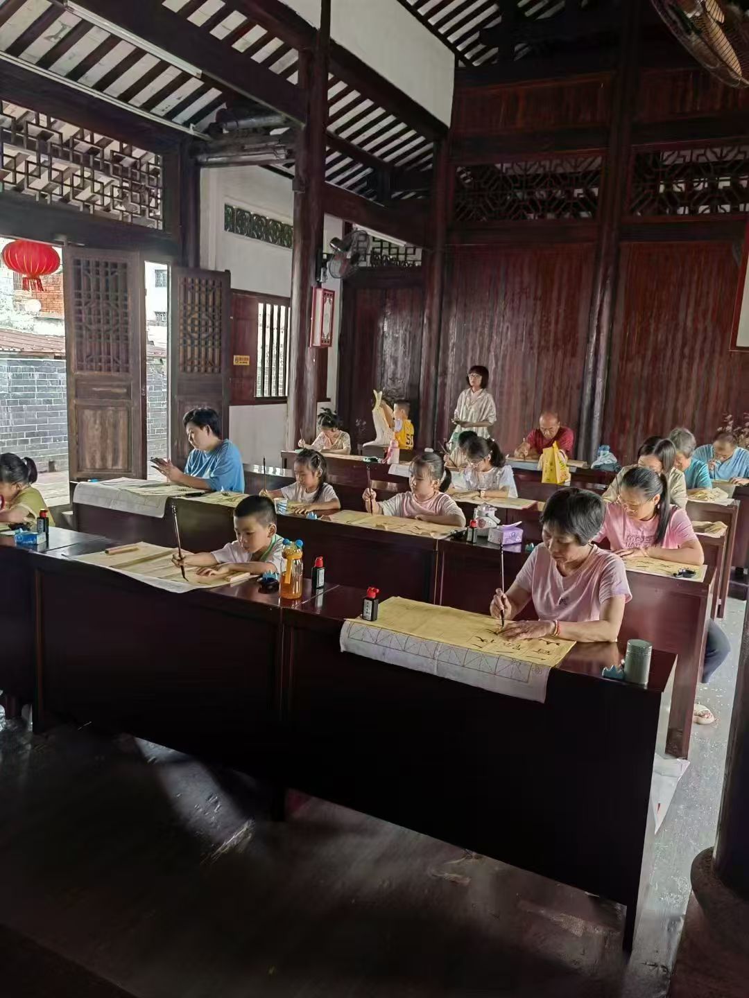 钟春茂公益书法课堂惠及广大群众
