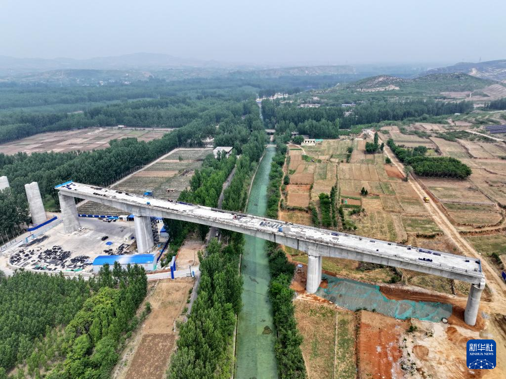 这是雄忻高铁河北段站前3标段建设现场（5月8日摄，无人机照片）。