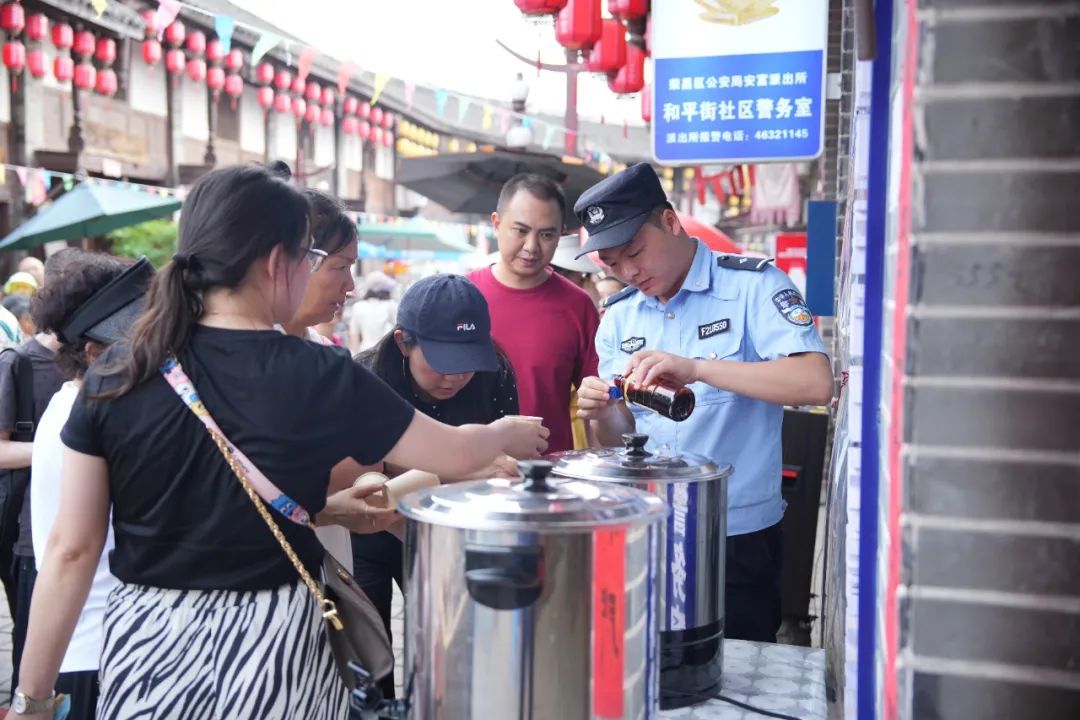 民警在安陶小镇警务室为游客提供便民服务