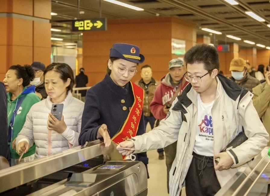 进站乘车