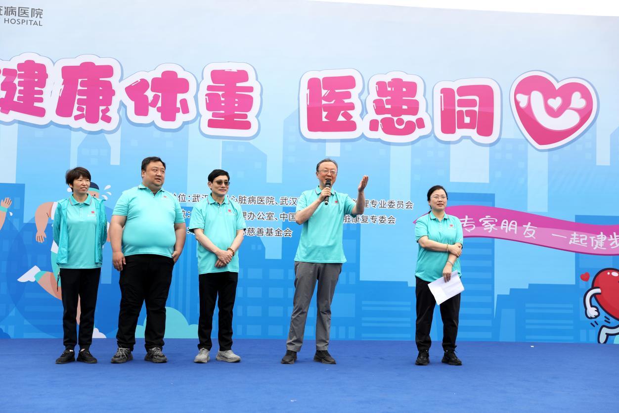 苏晞院长与台下患友、市民互动(右二)