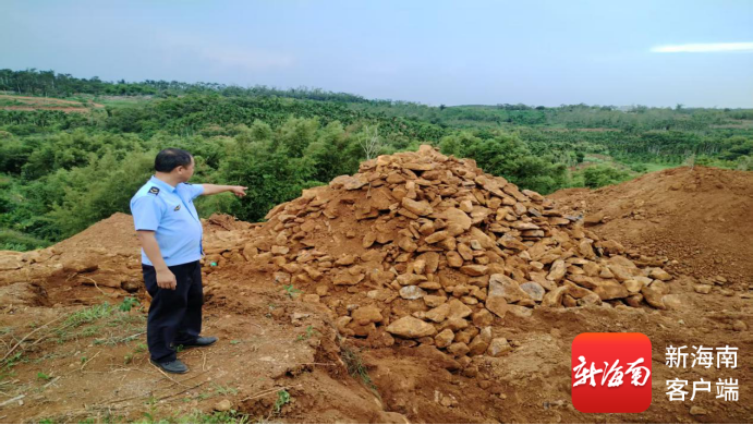 现场作业形成一处大土坑，周边堆放大量石块。