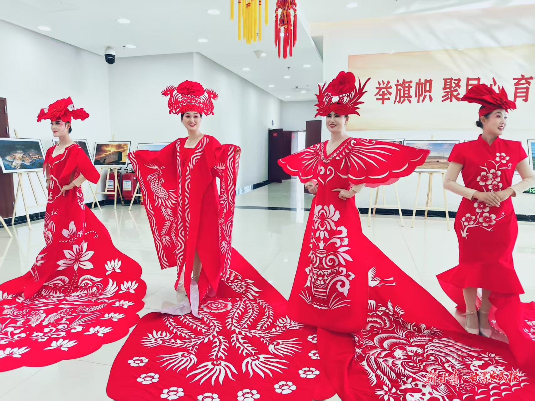 非遗大师别出心“裁”玩跨界　能穿上身的剪纸你见过吗