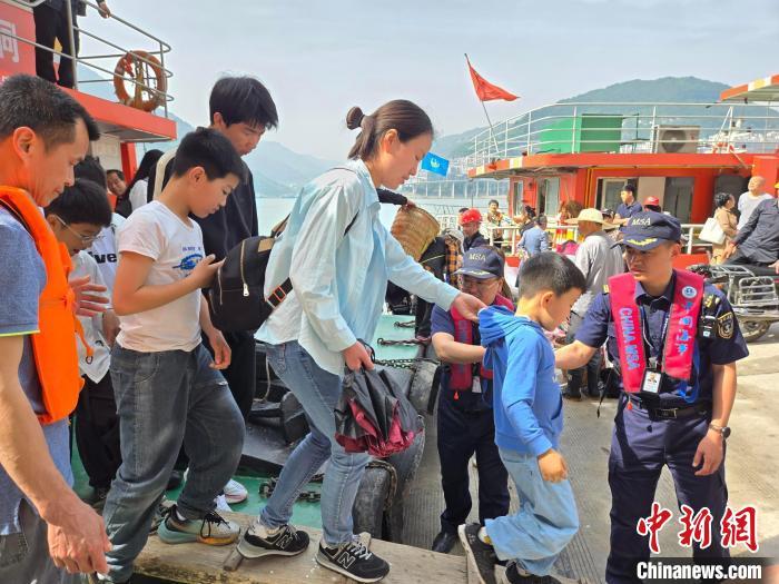 5月1日，长江海事部门工作人员在长江重庆段保障群众水上出行安全。长江海事局供图