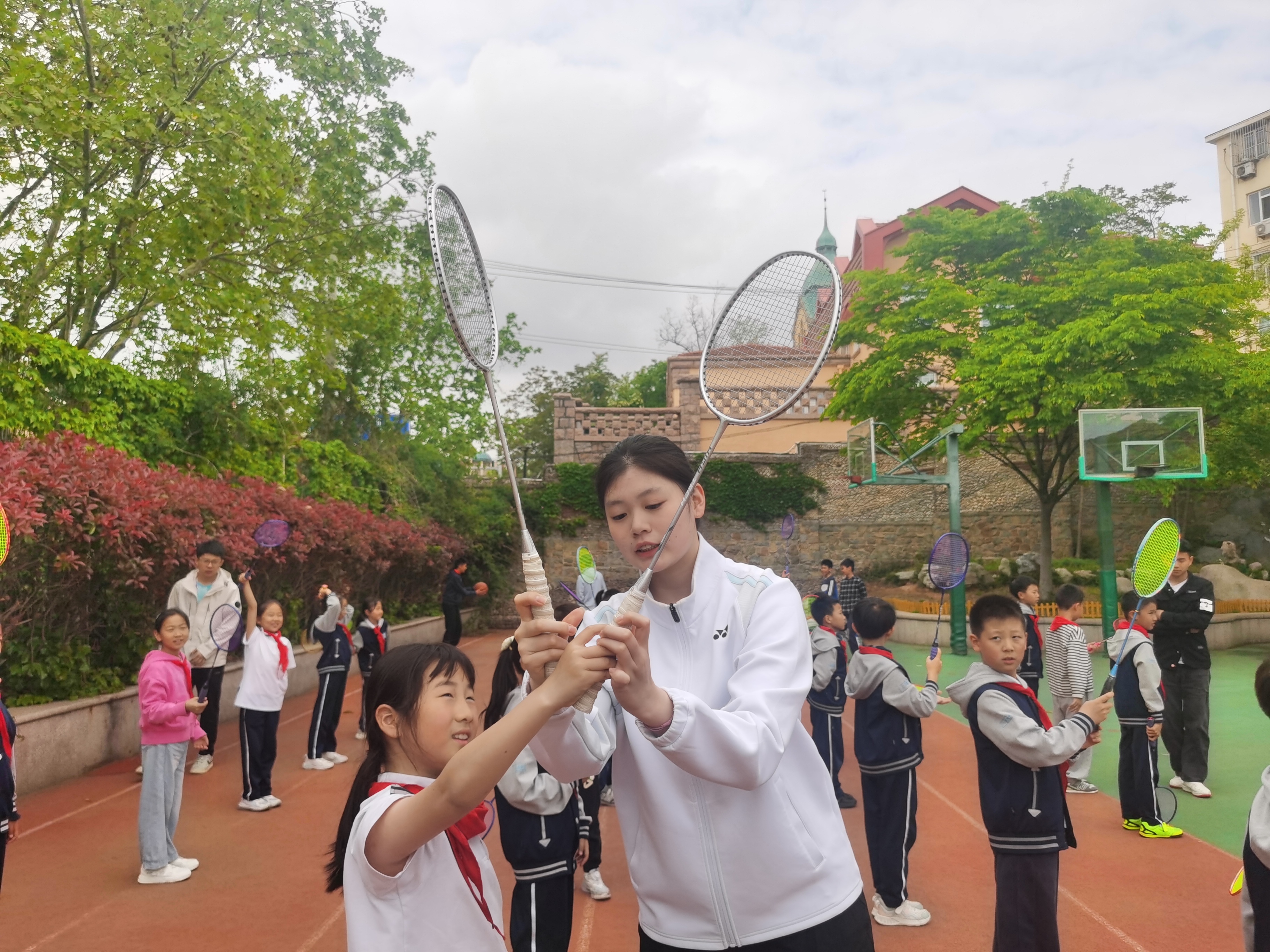 这场校园指导课燃爆了——国家健将陈玺如“羽毛球公益行”走进青岛市实验小学