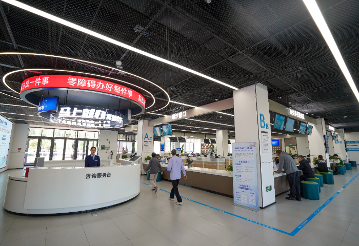 2025年5月6日,群众在雄安新区政务服务中心内办理业务。新华网发 任双欢 摄