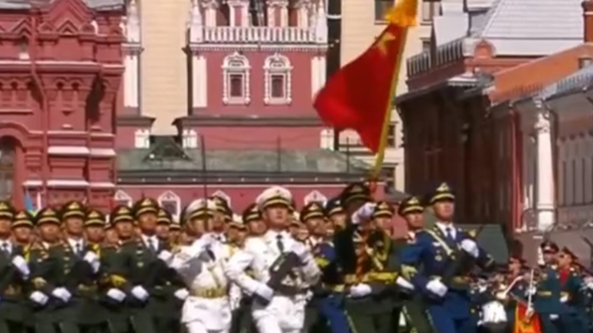 雄姿英发！中国仪仗队步入莫斯科红场
