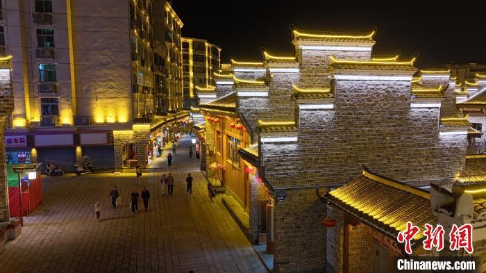 在古城内参观游玩的游客。(无人机照片) 熊锦阳 摄