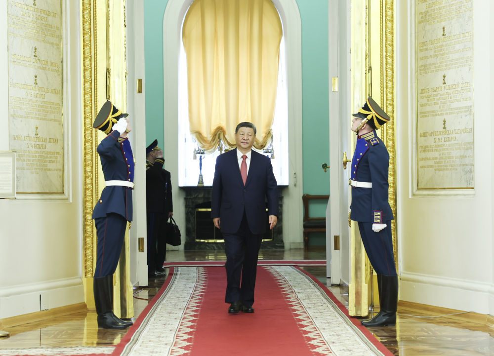 当地时间5月8日上午,俄罗斯总统普京同中国国家主席习近平在莫斯科克里姆林宫举行会谈。在庄严的迎宾曲中,习近平和普京分别从乔治大厅两侧沿红地毯健步走到大厅中央。新华社记者 黄敬文 摄