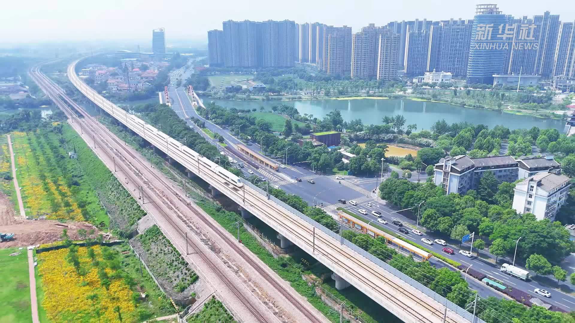 湖南常德：高铁穿越花海 这是“流动”的风景画