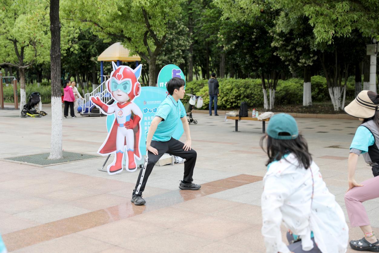 心脏康复师带领队员跳护心健身操