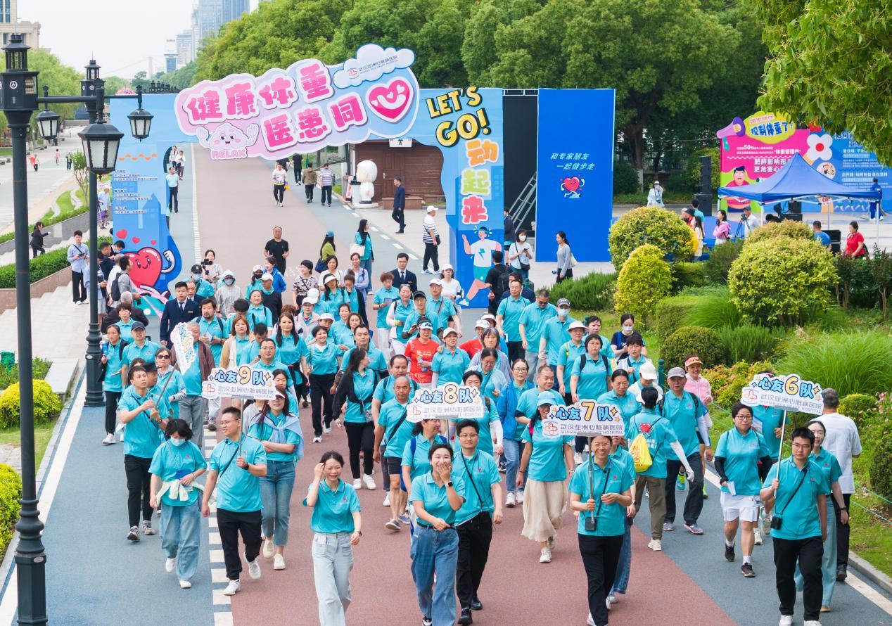 统一着装的10组队伍出发