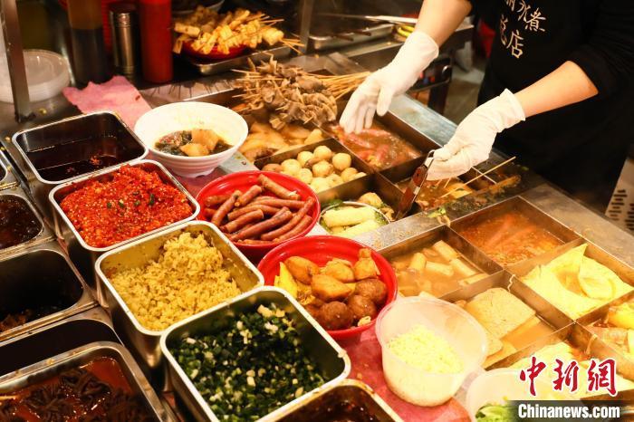 圖為江西南昌一家水煮店內，店員正在為食客準備南昌水煮。(資料圖)劉思偉 攝