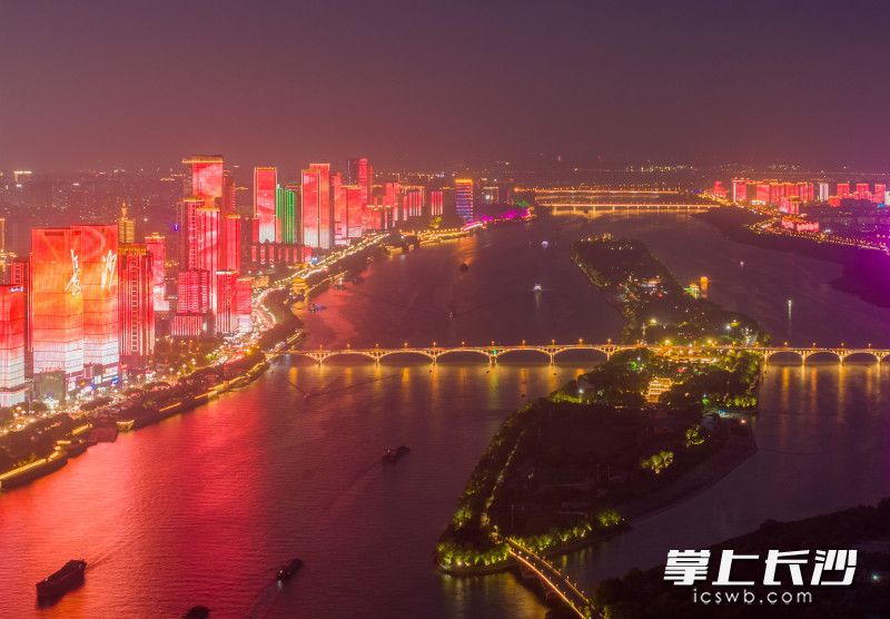夜晚的长沙一江两岸灯光璀璨。 均为长沙晚报全媒体记者邹麟摄