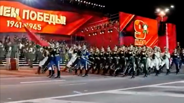 解放军正步配上白俄罗斯军乐团的鼓点，网友：被原声硬控1分钟