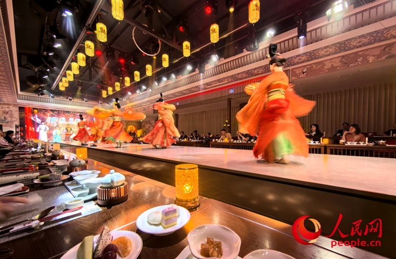 洛阳龙门古街，《龙门宴乐》让游客沉浸其中，不辨古今。人民网记者 王佩摄