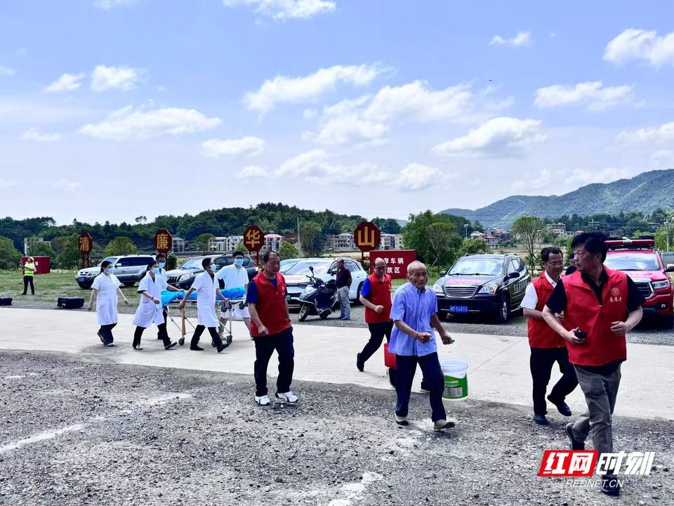 转移“受灾群众”。