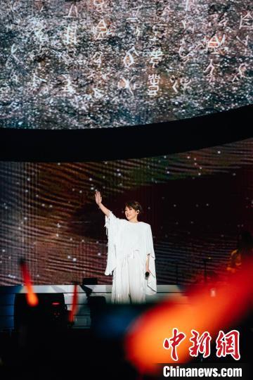5月2日晚，林憶蓮《回響 Resonance》2025巡回演唱會(huì)南昌站亮相南昌國際體育中心體育場。圖為林憶蓮在與現(xiàn)場觀眾揮手互動(dòng)。劉恒君 攝