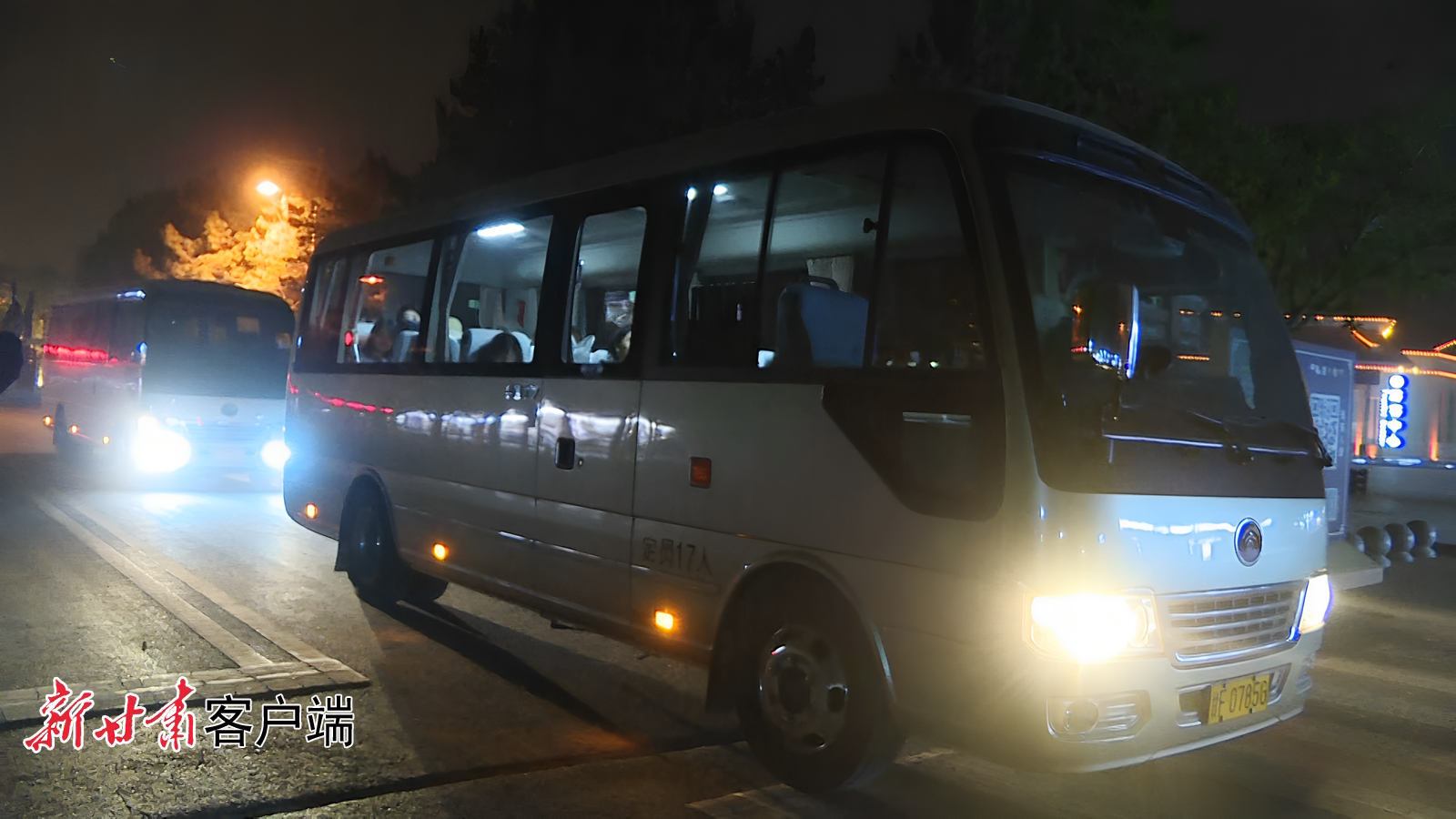 敦煌市紧急调用公务用车在鸣沙山·月牙泉景区转运游客