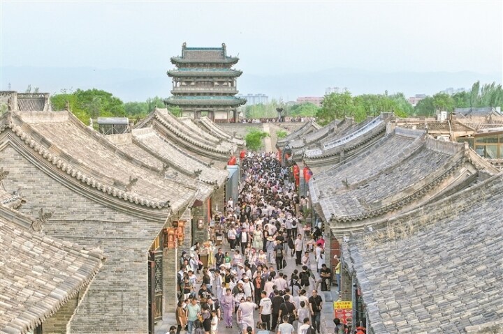 “五一”假期，晋中市旅游景区景点累计接待游客249.41万人次，同比增长61.07%；累计经营收入1.5亿元，同比增长52.51%，均创历史新高。 图为5月2日，游客在平遥古城游览观光，乐享假日时光。梁生仁 摄