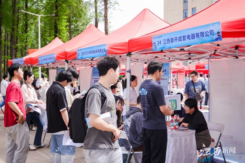 ▲武漢高校招聘活動現場人頭攢動。攝影丨江西日報全媒體記者付強