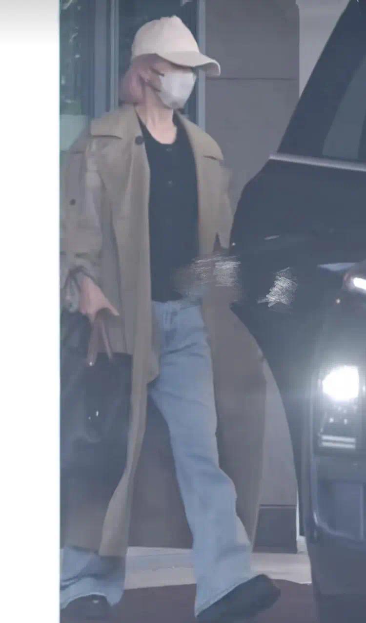 赵丽颖带儿子返回上海，母子同框幸福满溢，赵丽颖粉色短发超抢镜