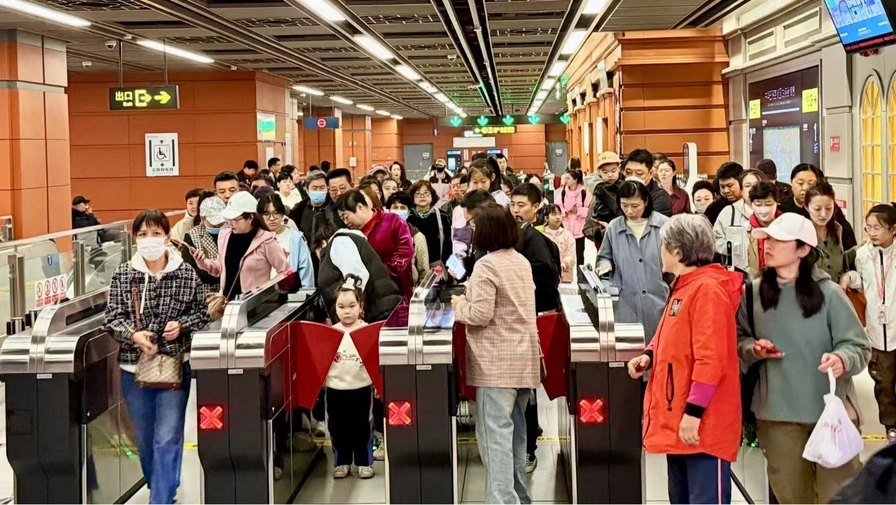 进站乘车