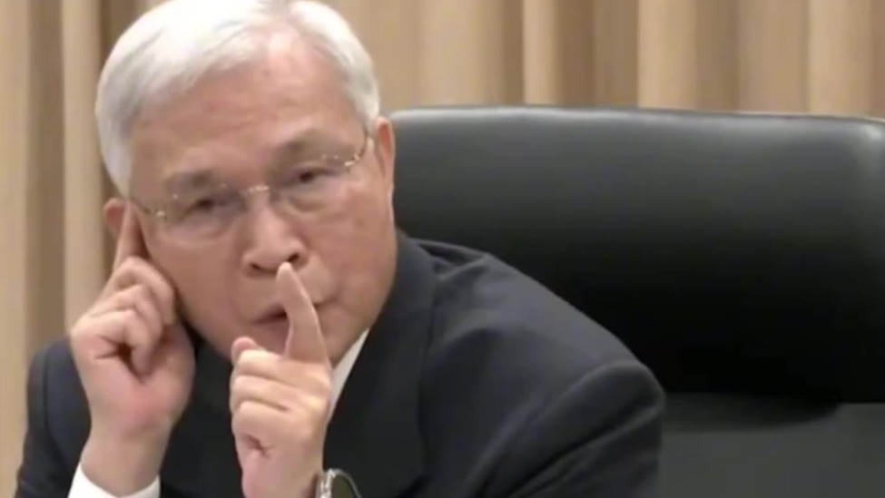 新台币汇率暴涨吓坏民进党高官，被提问时紧张到说不出话
