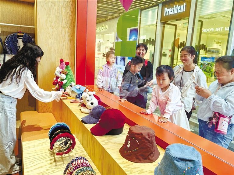 5月4日,在西安老城根Tagi店内,顾客在选购心仪的商品。