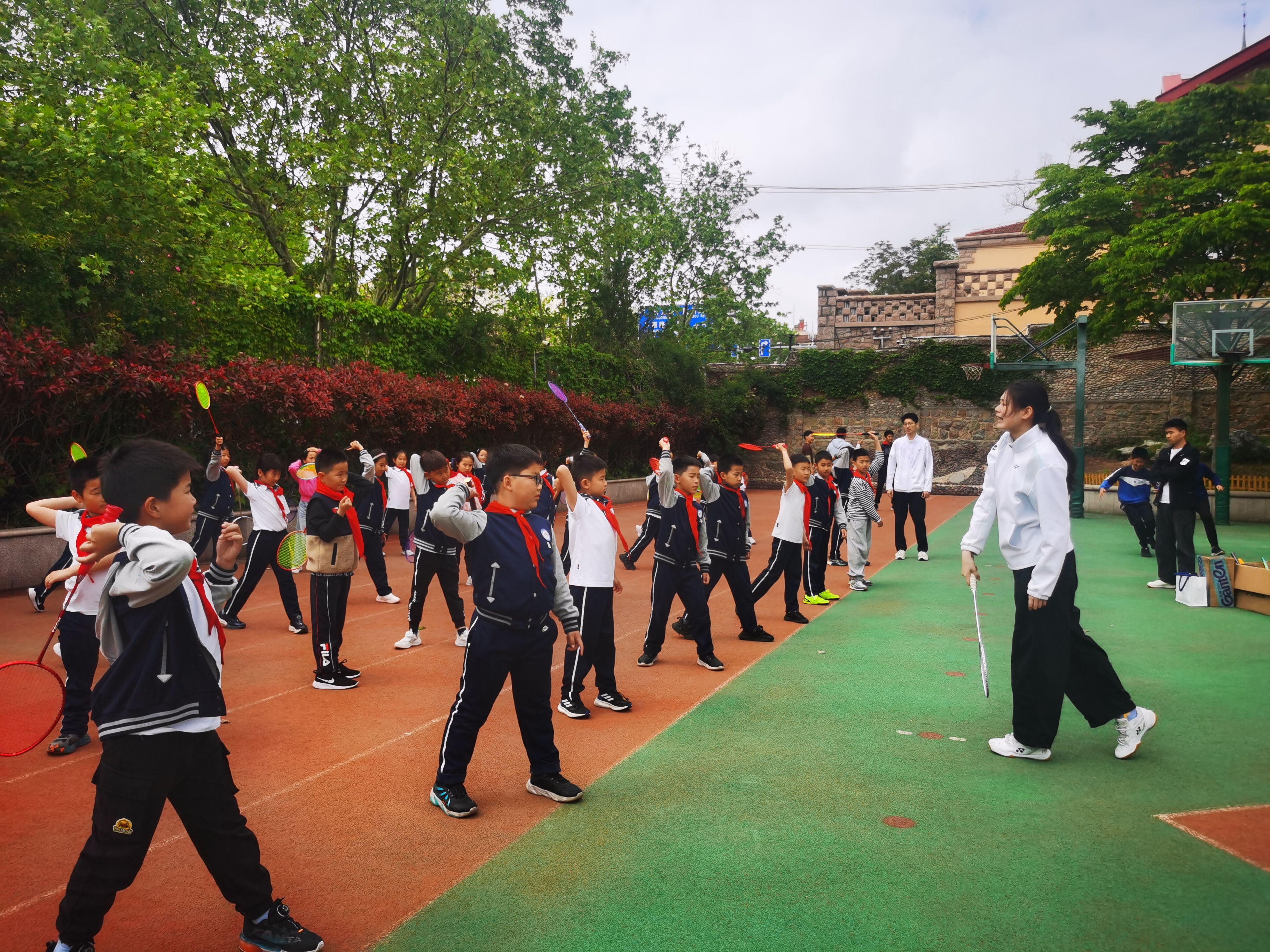 这场校园指导课燃爆了——国家健将陈玺如“羽毛球公益行”走进青岛市实验小学