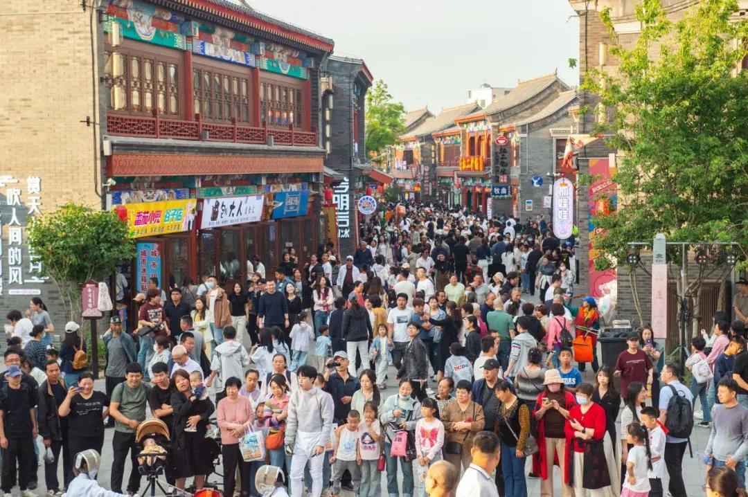 游客在沧州南川老街游玩。傅新春摄