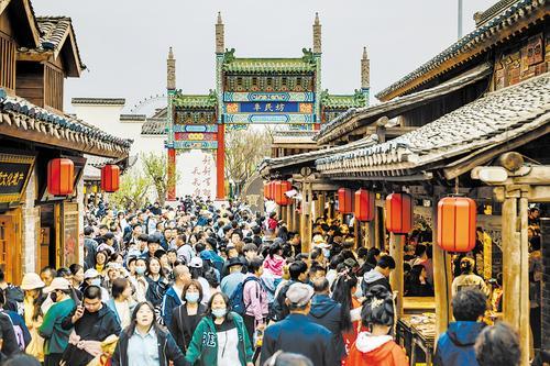 “五一”假期，河头老街人头攒动。 河头老街景区供图