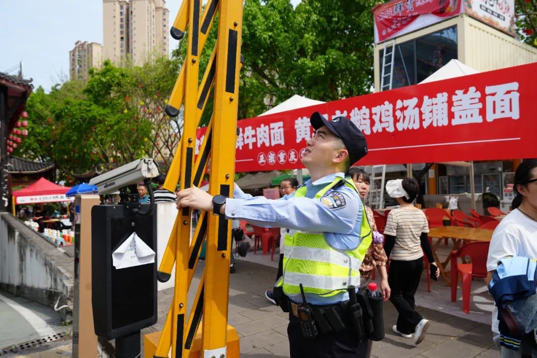 民警在活动现场安全检查